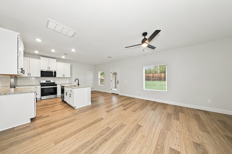 2,245/Mo, 12013 SW 30th St Yukon, OK 73099 Living Room View 2