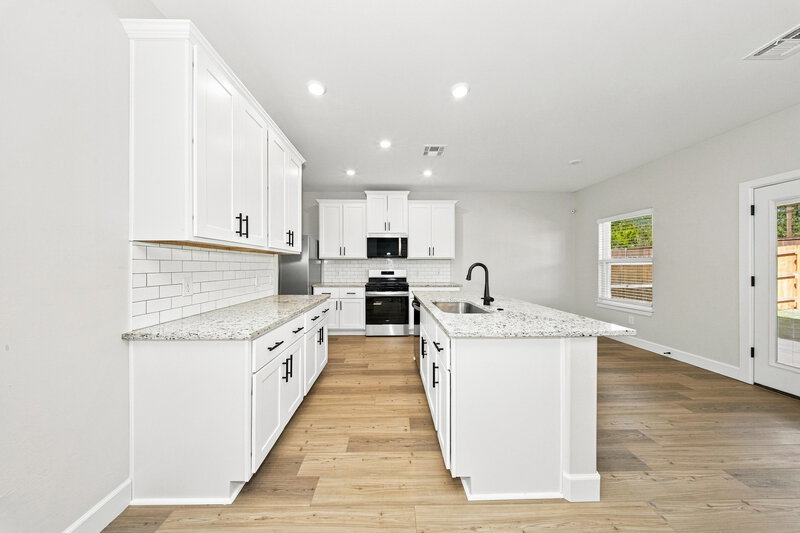 2,245/Mo, 12013 SW 30th St Yukon, OK 73099 Kitchen View 2