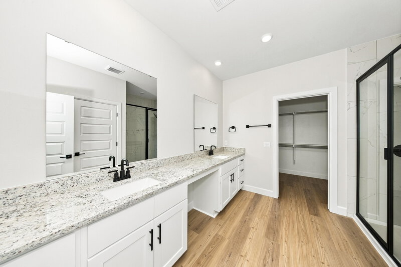 2,245/Mo, 12013 SW 30th St Yukon, OK 73099 Primary Bathroom View