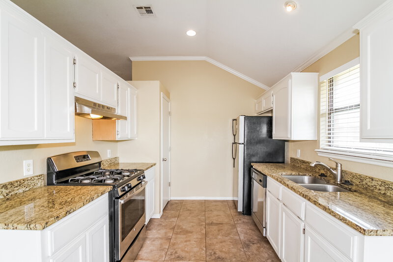 1,455/Mo, 1405 Cherokee Ln Blanchard, OK 73010 Kitchen View 2