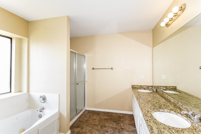 1,455/Mo, 1405 Cherokee Ln Blanchard, OK 73010 Main Bathroom View