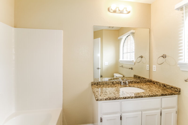 1,455/Mo, 1405 Cherokee Ln Blanchard, OK 73010 Bathroom View