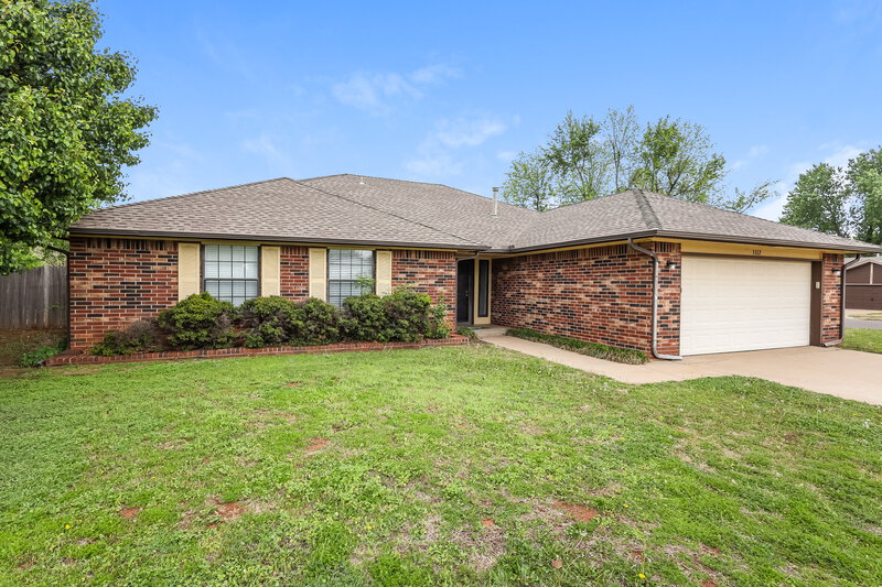 2,135/Mo, 1112 Briar Bend Trail Edmond, OK 73012 Front View