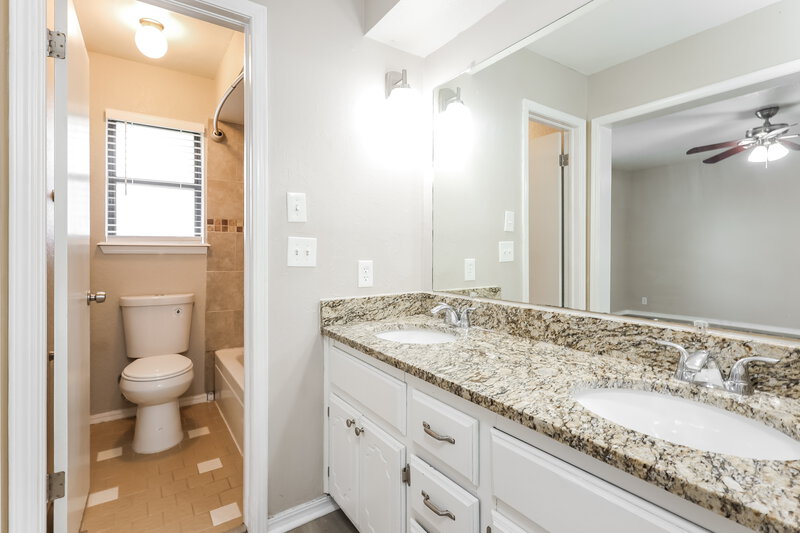 2,135/Mo, 1112 Briar Bend Trail Edmond, OK 73012 Main Bathroom View