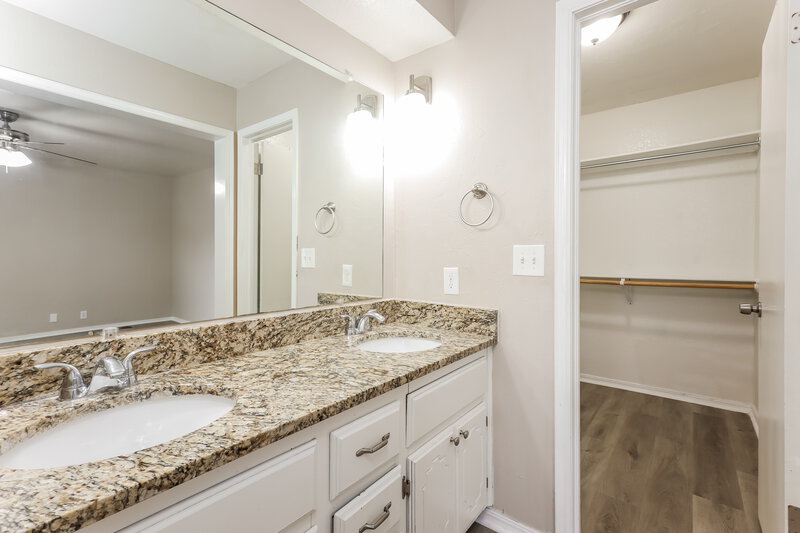 2,135/Mo, 1112 Briar Bend Trail Edmond, OK 73012 Main Bathroom View 2