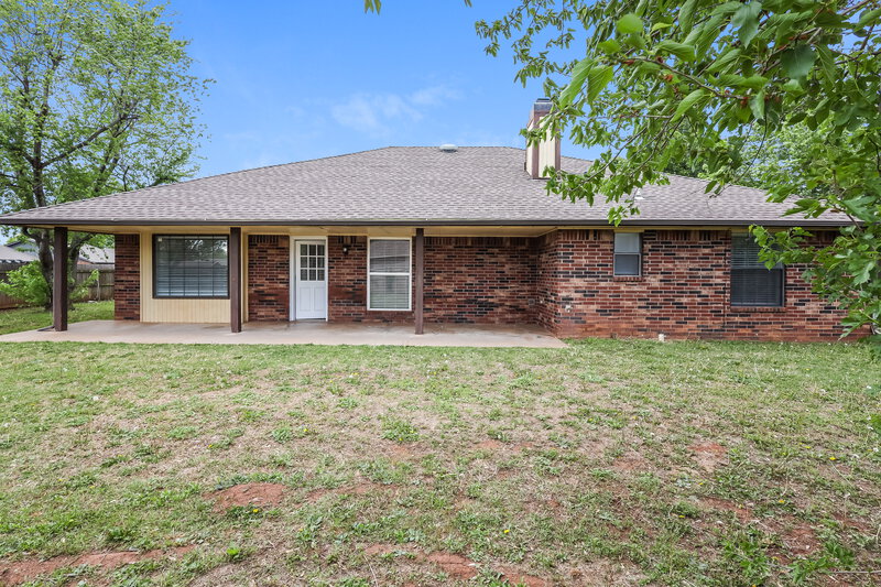 2,135/Mo, 1112 Briar Bend Trail Edmond, OK 73012 Rear View
