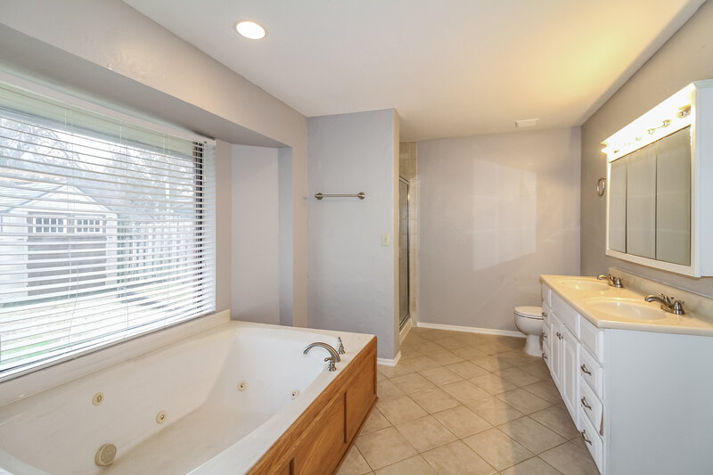 2,310/Mo, 516 NW 167th St Edmond, OK 73012 Main Bathroom View