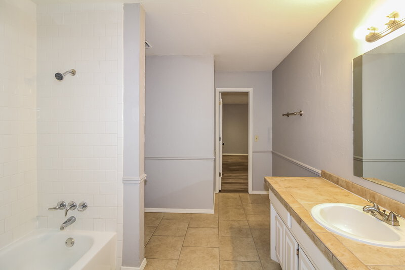 2,310/Mo, 516 NW 167th St Edmond, OK 73012 Bathroom View