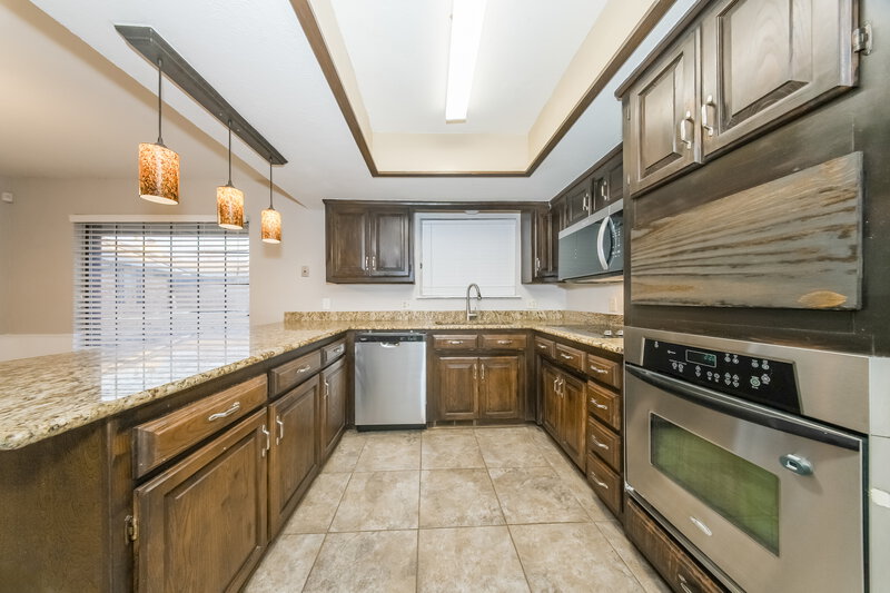 1,630/Mo, 2917 Greenfield Dr Edmond, OK 73012 Kitchen View 2
