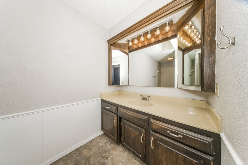 1,630/Mo, 2917 Greenfield Dr Edmond, OK 73012 Bathroom View