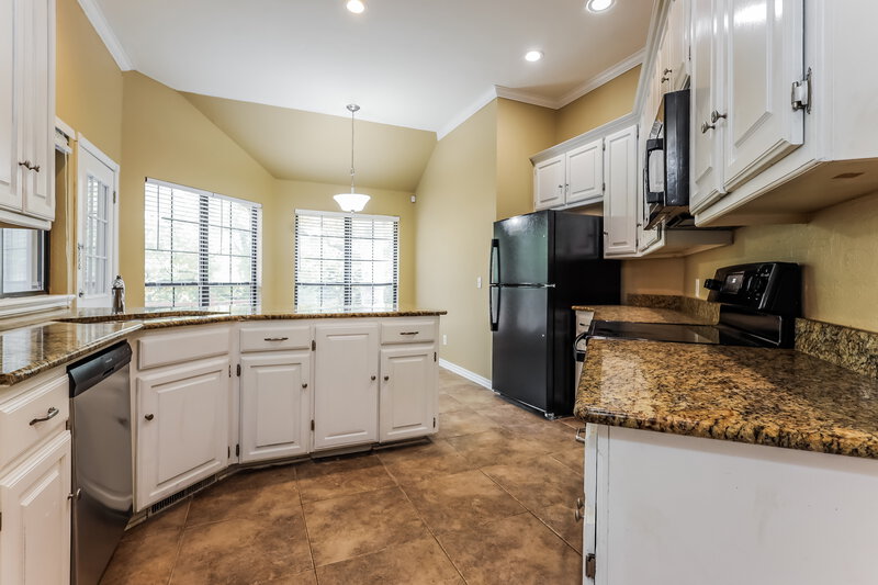 1,780/Mo, 2700 Shady Tree Ln Edmond, OK 73013 Kitchen View