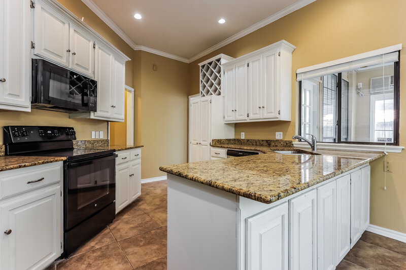 1,780/Mo, 2700 Shady Tree Ln Edmond, OK 73013 Kitchen View 2