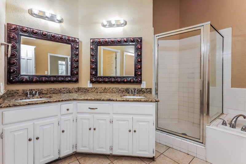 1,780/Mo, 2700 Shady Tree Ln Edmond, OK 73013 Main Bathroom View 2