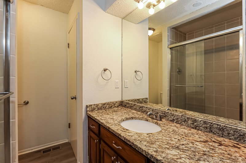 1,960/Mo, 801 NW 139th St Edmond, OK 73013 Main Bathroom View