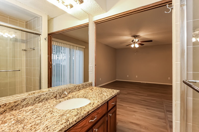 1,960/Mo, 801 NW 139th St Edmond, OK 73013 Main Bathroom View 2