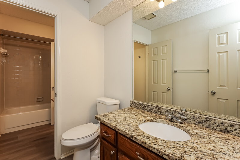 1,960/Mo, 801 NW 139th St Edmond, OK 73013 Bathroom View
