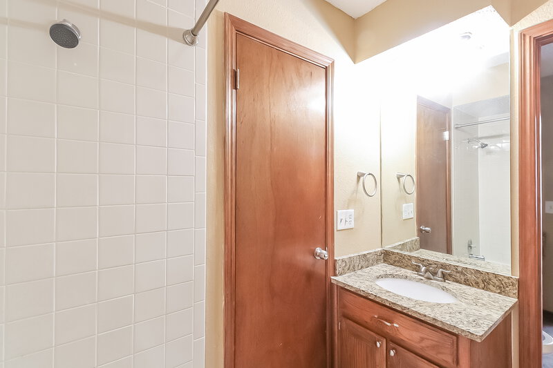 1,960/Mo, 801 NW 139th St Edmond, OK 73013 Bathroom View 2