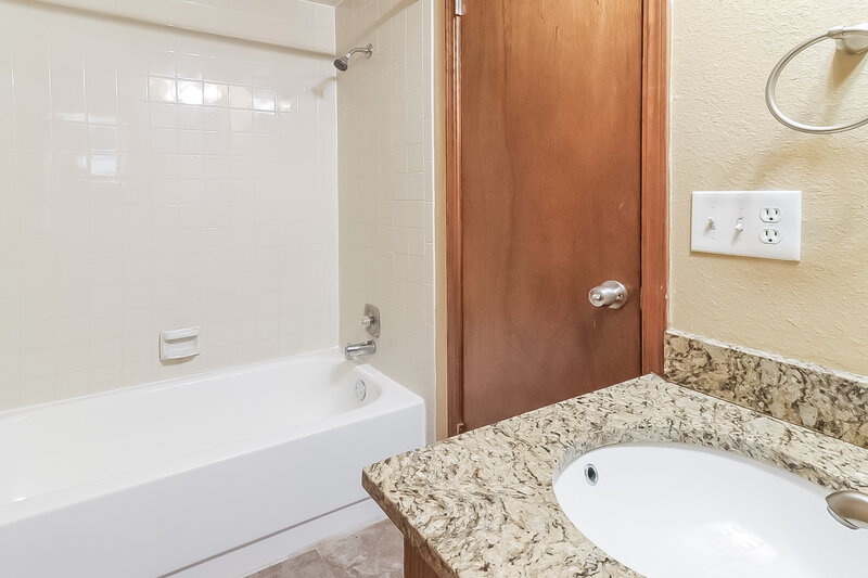 1,960/Mo, 801 NW 139th St Edmond, OK 73013 Bathroom View 3