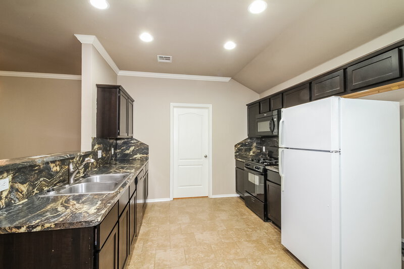 1,675/Mo, 700 NE 19th Street Newcastle, OK 73065 Kitchen View