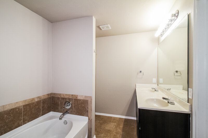 1,675/Mo, 700 NE 19th Street Newcastle, OK 73065 Main Bathroom View