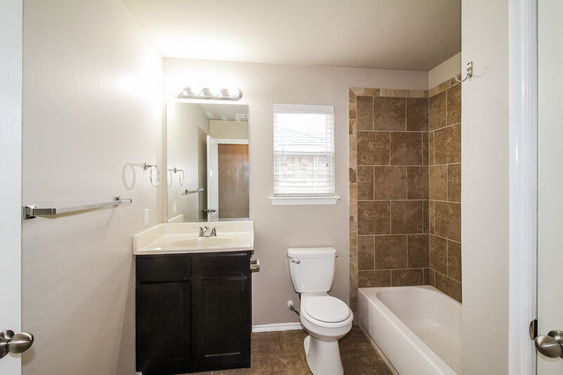 1,675/Mo, 700 NE 19th Street Newcastle, OK 73065 Bathroom View