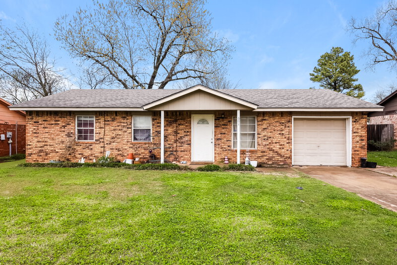 0/Mo, 601 Woods Dr Noble, OK 73068 External View