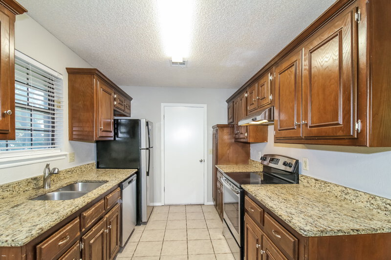 2,130/Mo, 1601 Peach Tree Ln Norman, OK 73071 Kitchen View 2