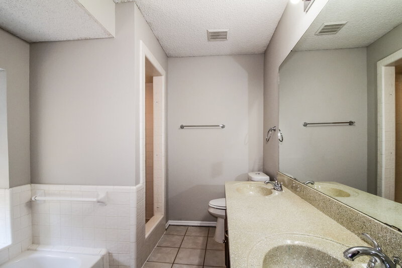 2,130/Mo, 1601 Peach Tree Ln Norman, OK 73071 Main Bathroom View