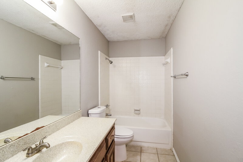 2,130/Mo, 1601 Peach Tree Ln Norman, OK 73071 Bathroom View