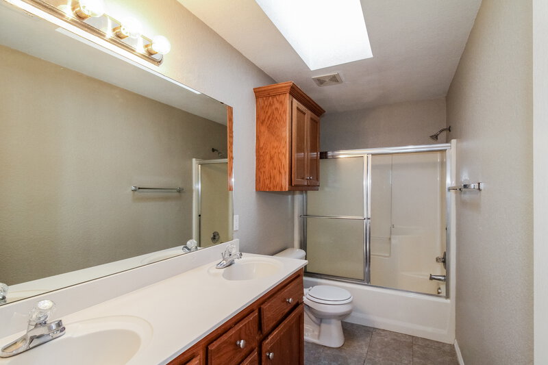 1,575/Mo, 716 Cavecreek St Norman, OK 73071 Main Bathroom View