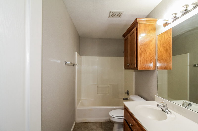 1,575/Mo, 716 Cavecreek St Norman, OK 73071 Bathroom View