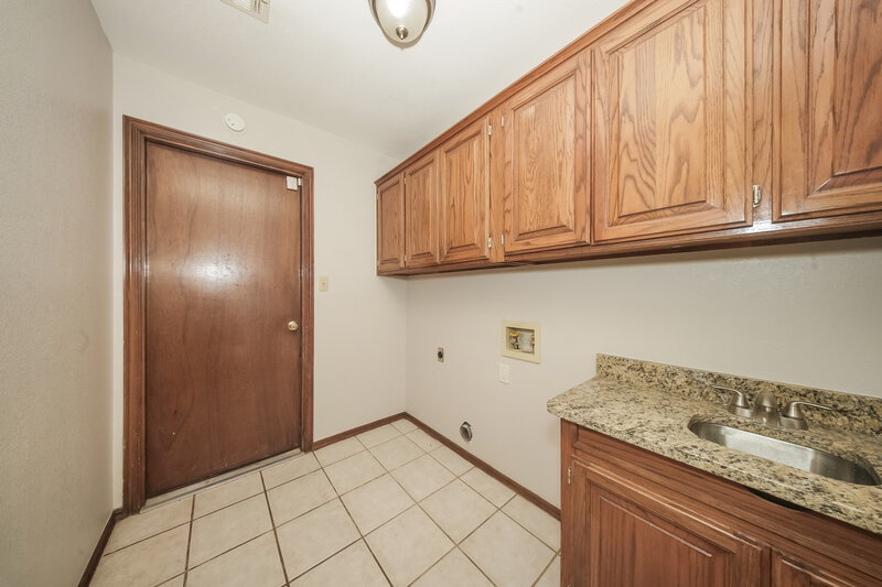 1,805/Mo, 329 Ridge Bluff Dr Norman, OK 73071 Laundry Room View