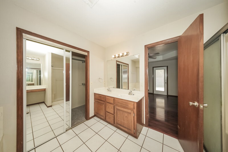 1,805/Mo, 329 Ridge Bluff Dr Norman, OK 73071 Main Bathroom View