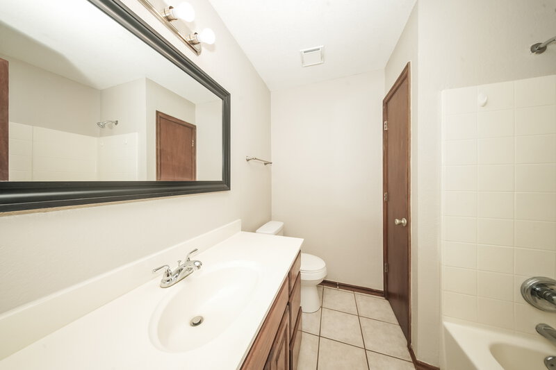 1,805/Mo, 329 Ridge Bluff Dr Norman, OK 73071 Bathroom View