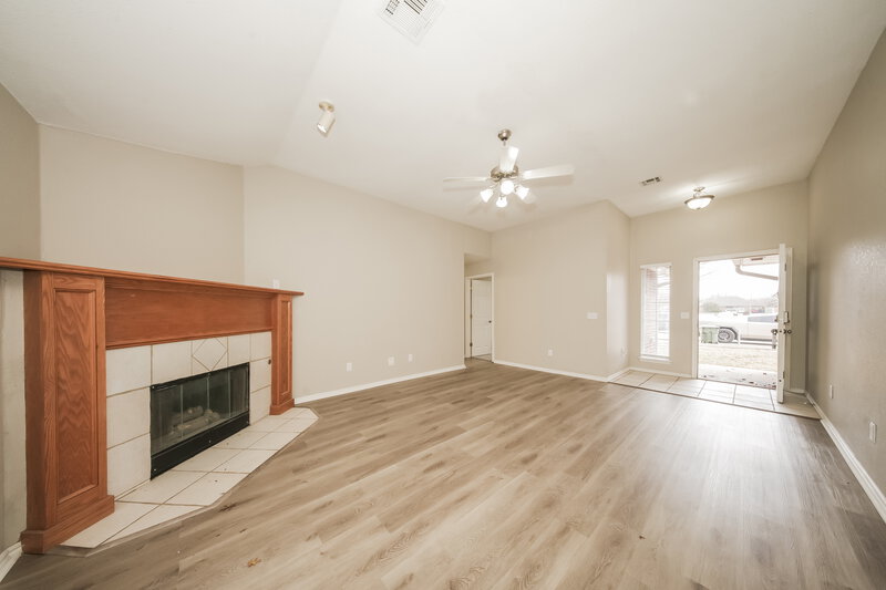 1,420/Mo, 1604 Hazelwood Dr Norman, OK 73071 Living Room View 2