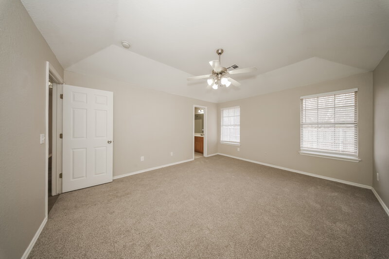 1,420/Mo, 1604 Hazelwood Dr Norman, OK 73071 Main Bedroom View 2