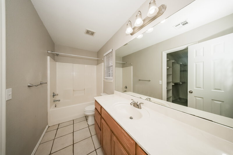 1,420/Mo, 1604 Hazelwood Dr Norman, OK 73071 Main Bathroom View