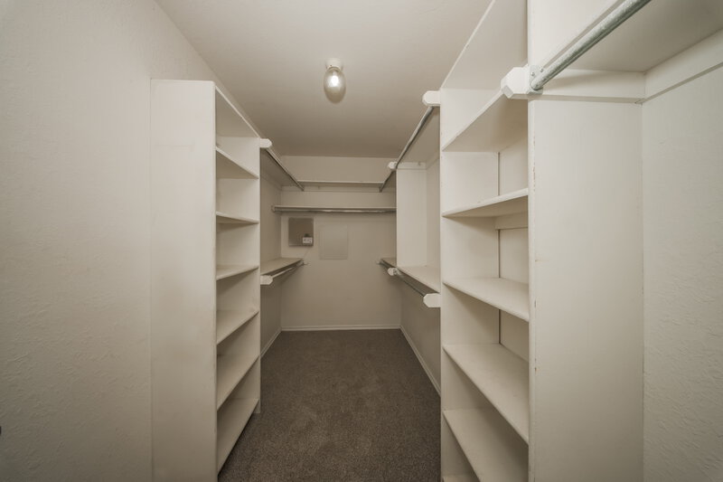 1,420/Mo, 1604 Hazelwood Dr Norman, OK 73071 Walk In Closet View