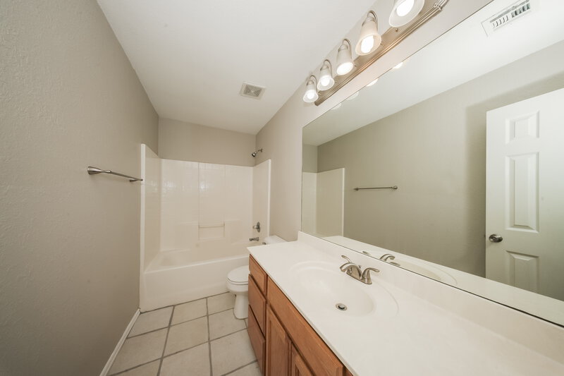 1,420/Mo, 1604 Hazelwood Dr Norman, OK 73071 Bathroom View
