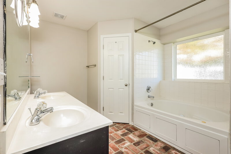 1,465/Mo, 1429 Glen Ellen Circle Norman, OK 73071 Main Bathroom View