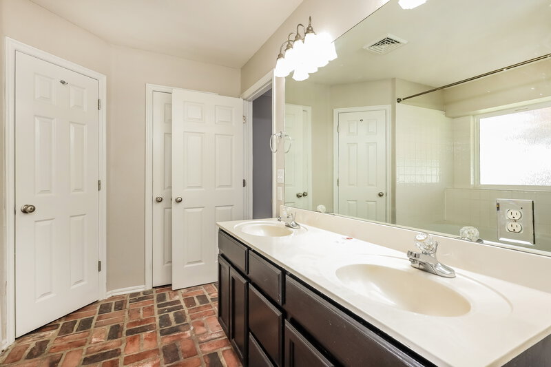 1,465/Mo, 1429 Glen Ellen Circle Norman, OK 73071 Main Bathroom View 2
