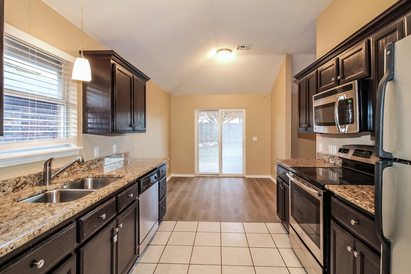 1,460/Mo, 813 Shadowhill St Norman, OK 73071 Kitchen View