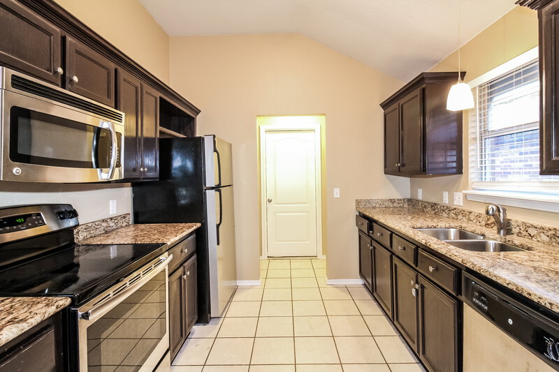 1,460/Mo, 813 Shadowhill St Norman, OK 73071 Kitchen View 2