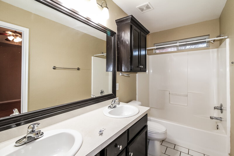 1,460/Mo, 813 Shadowhill St Norman, OK 73071 Main Bathroom View