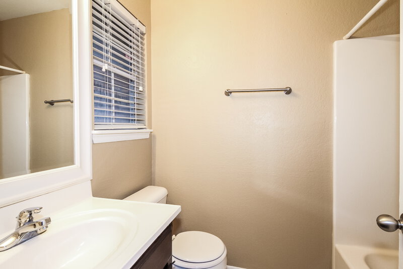 1,460/Mo, 813 Shadowhill St Norman, OK 73071 Bathroom View