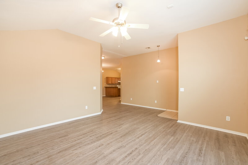 1,650/Mo, 524 Beacon Ave Norman, OK 73071 Living Room View 2