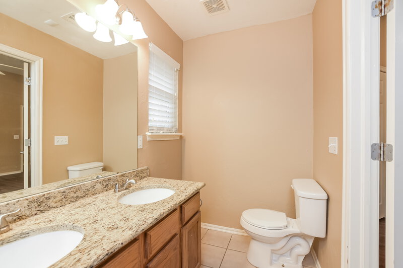 1,650/Mo, 524 Beacon Ave Norman, OK 73071 Main Bathroom View
