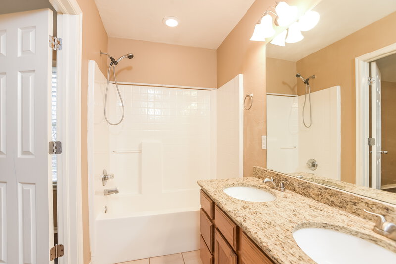 1,650/Mo, 524 Beacon Ave Norman, OK 73071 Bathroom View