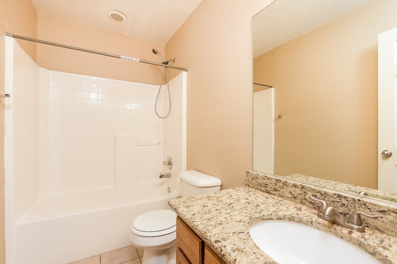 1,650/Mo, 524 Beacon Ave Norman, OK 73071 Bathroom View 2