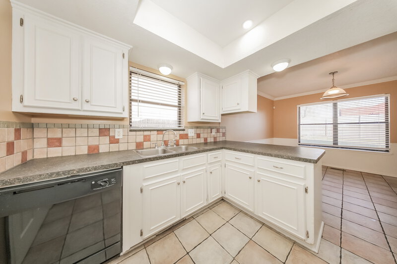 1,460/Mo, 2135 Jazzman Dr Norman, OK 73071 Kitchen View 2